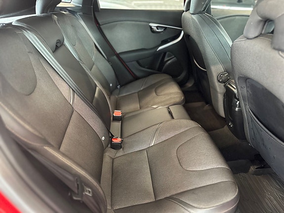 Volvo V40 Cross Country 13 of 30