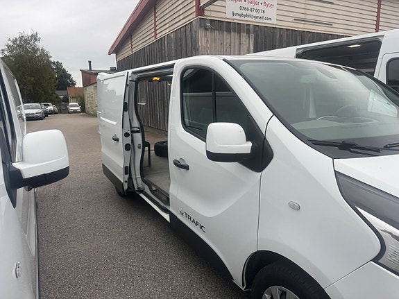Renault Trafic 15 of 15