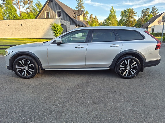 Volvo V90 Cross Country 3 of 8