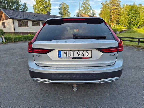Volvo V90 Cross Country 2 of 8
