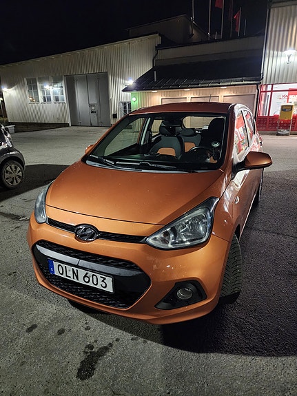Hyundai i10 2 of 11