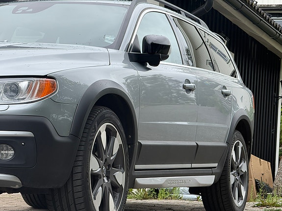 Volvo XC70 2 of 17