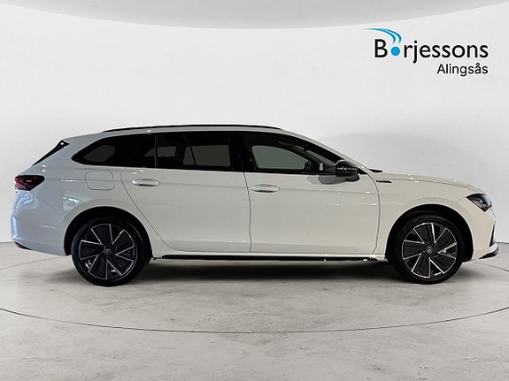 Skoda Superb 2 of 12