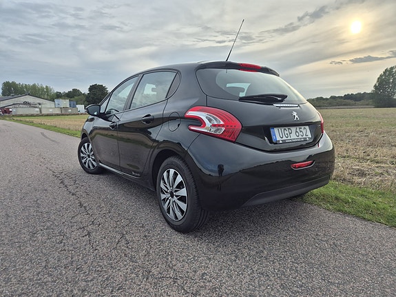 Peugeot 208 2 of 7