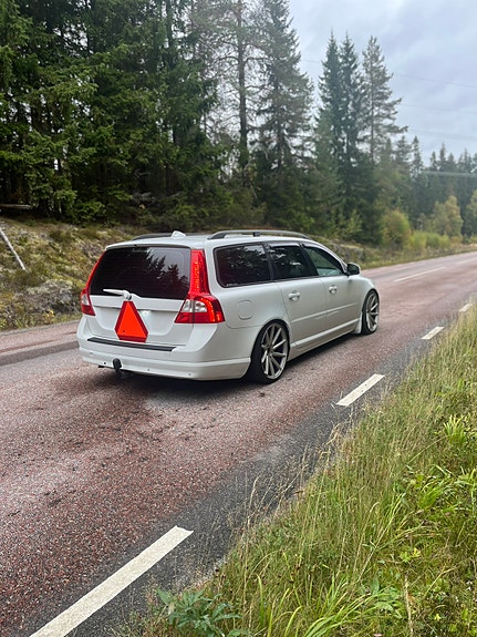 Volvo V70 3 of 7