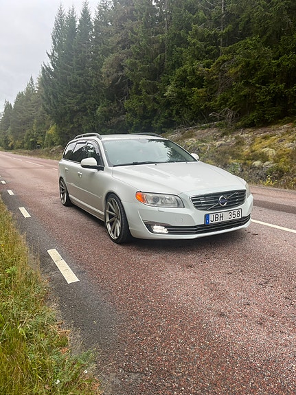 Volvo V70 2 of 7