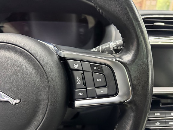 Jaguar F-PACE 12 of 27