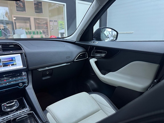 Jaguar F-PACE 15 of 27