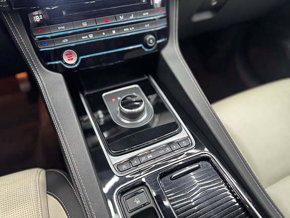 Jaguar F-PACE 14 of 27