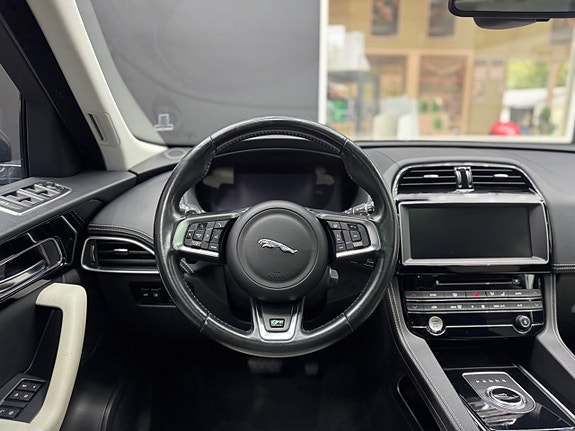 Jaguar F-PACE 10 of 27