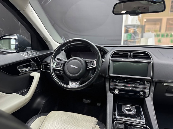 Jaguar F-PACE 9 of 27