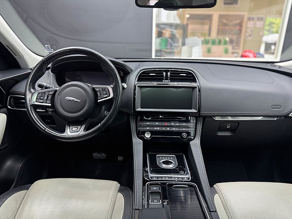 Jaguar F-PACE 8 of 27