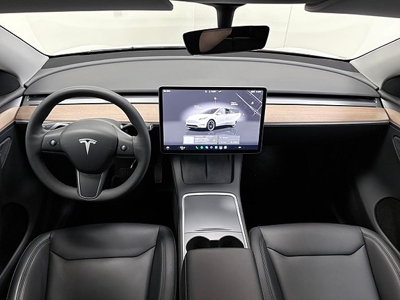 Tesla Model Y 13 of 16