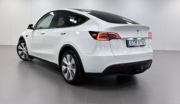 Tesla Model Y 7 of 16