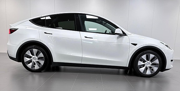 Tesla Model Y 5 of 16
