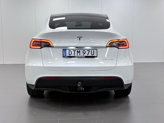 Tesla Model Y 8 of 16