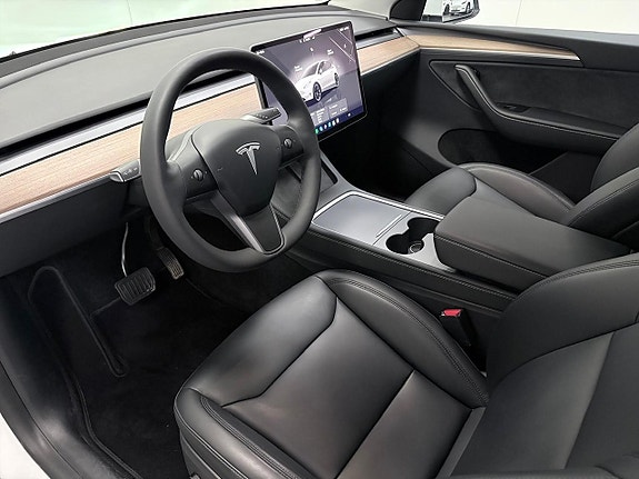 Tesla Model Y 11 of 16