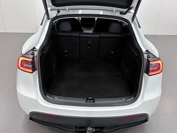 Tesla Model Y 9 of 16