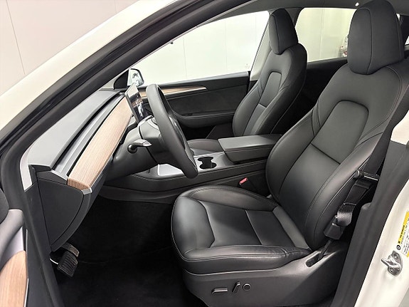 Tesla Model Y 10 of 16