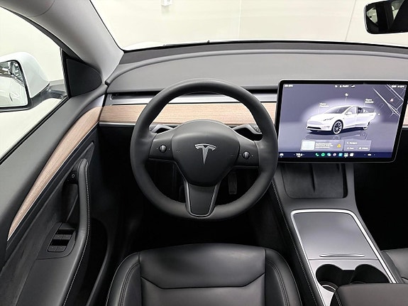 Tesla Model Y 14 of 16