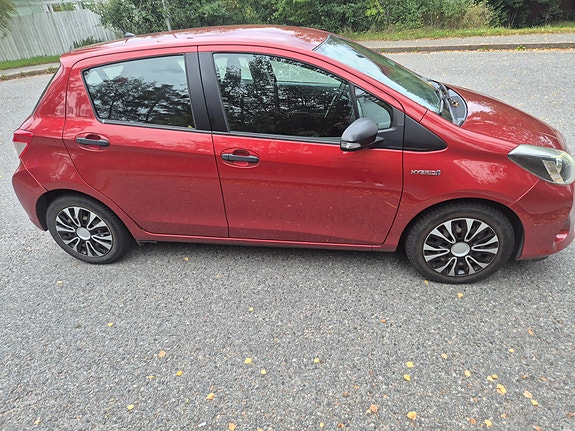 Toyota Yaris 2 of 6