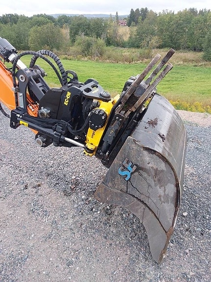 Develon 2025 DX 85 R-7 6 of 8