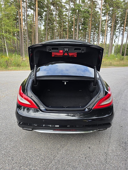 Mercedes-Benz CLS350 2 of 9