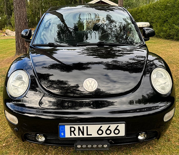 Volkswagen New Beetle 3 of 9