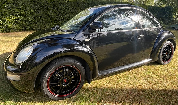 Volkswagen New Beetle 2 of 9