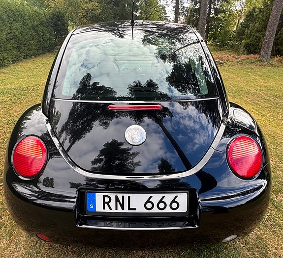 Volkswagen New Beetle 4 of 9