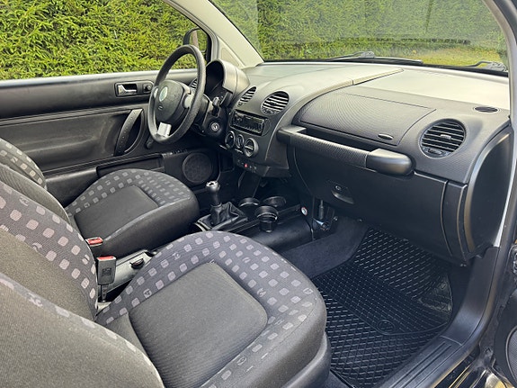 Volkswagen New Beetle 6 of 9