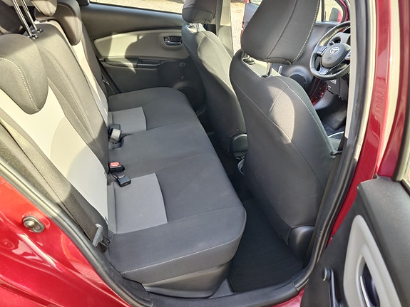 Toyota Yaris 10 of 12