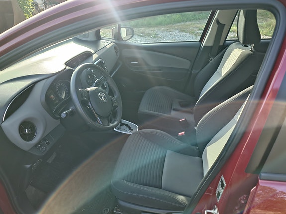 Toyota Yaris 5 of 12