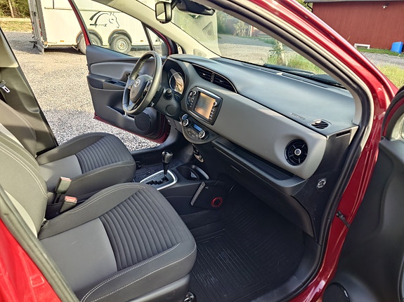 Toyota Yaris 8 of 12