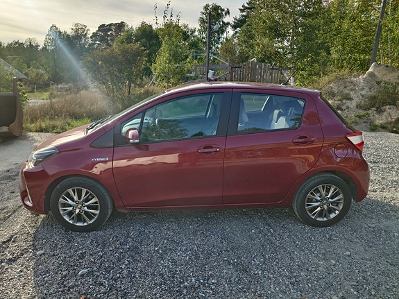 Toyota Yaris 3 of 12