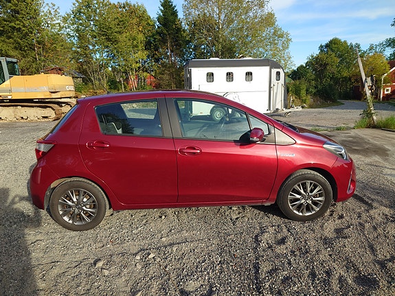 Toyota Yaris 4 of 12