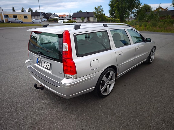 Volvo V70 3 of 7