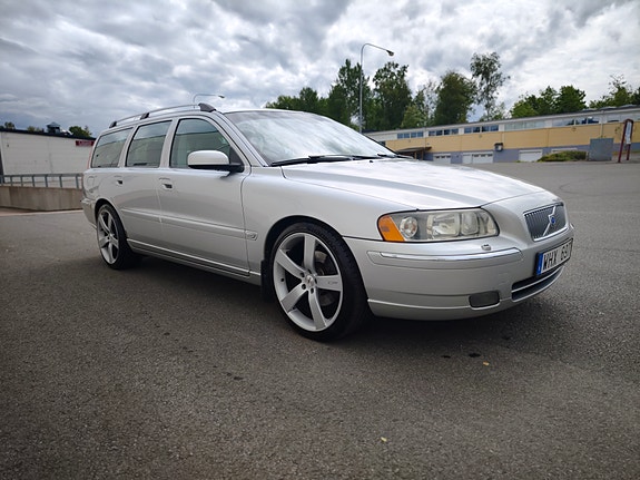Volvo V70 2 of 7