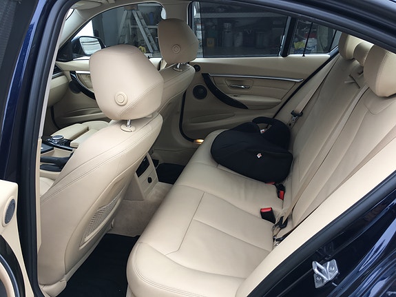 BMW 330i 3 of 5