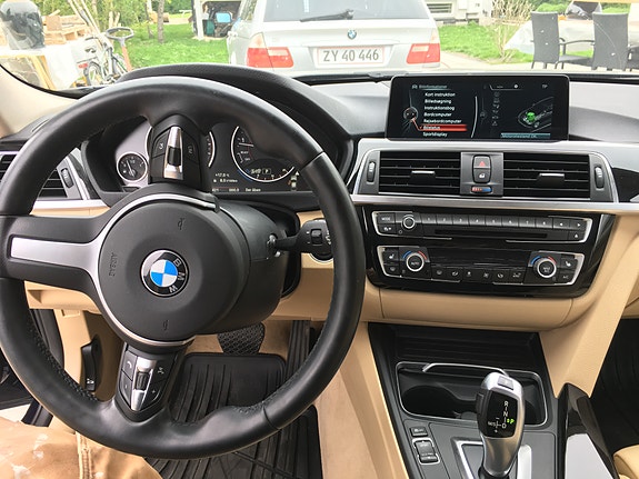 BMW 330i 4 of 5