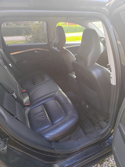 Volvo V70 3 of 4