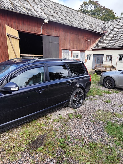 Volvo V70 2 of 4