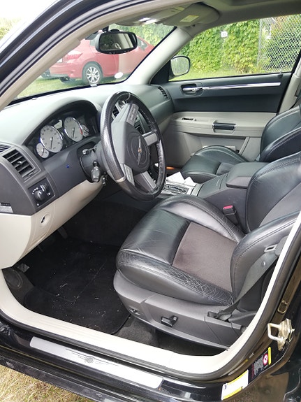 Chrysler 300C 4 of 6