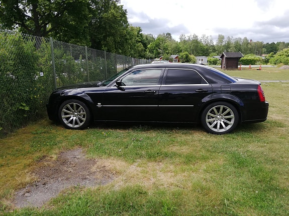 Chrysler 300C 2 of 6