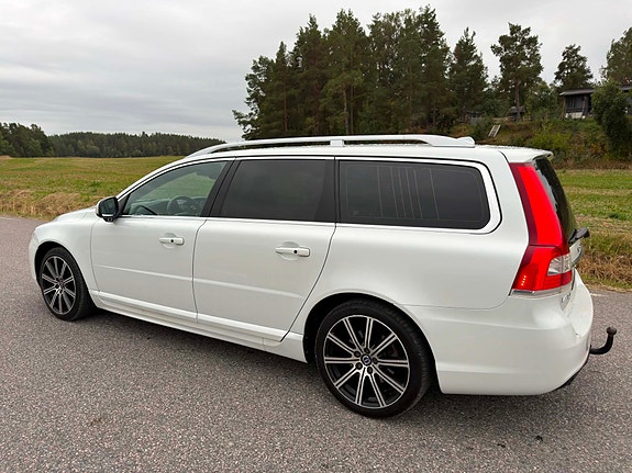 Volvo V70 3 of 5