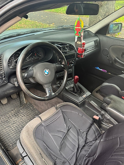 BMW 320i 5 of 6