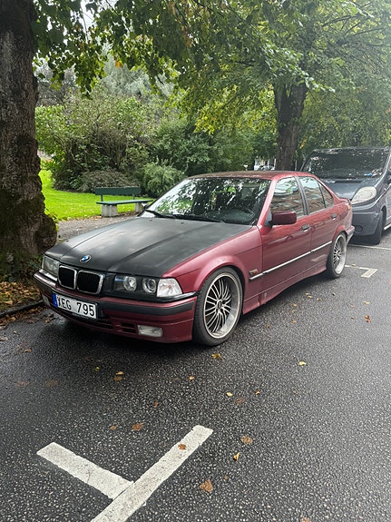 BMW 320i 4 of 6