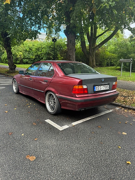 BMW 320i 3 of 6