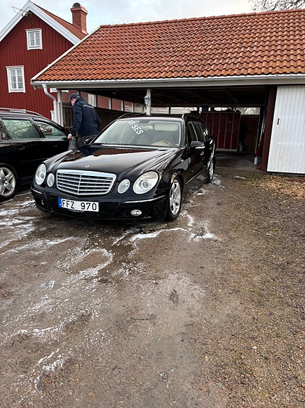 Mercedes-Benz E280 2 of 4