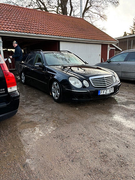 Mercedes-Benz E280 3 of 4
